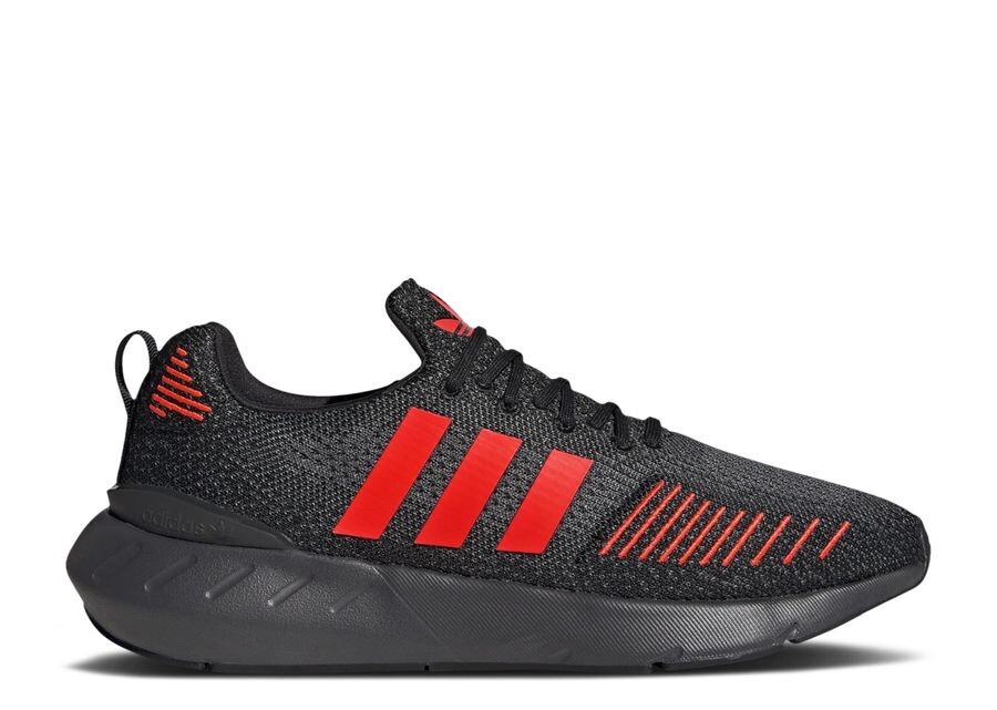 

Кроссовки adidas Swift Run 22, цвет Black Solar Red