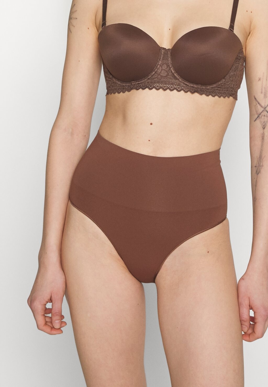 

Корректирующее белье Spanx