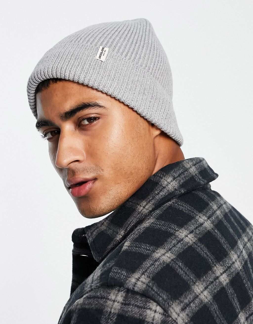 

Серая хлопковая шапка в рубчик с лейблом Jack & Jones