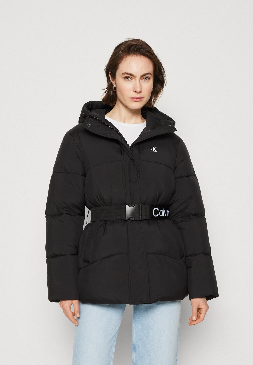 

Зимнее пальто LOGO BELT SHORT PUFFER Calvin Klein Jeans, черный