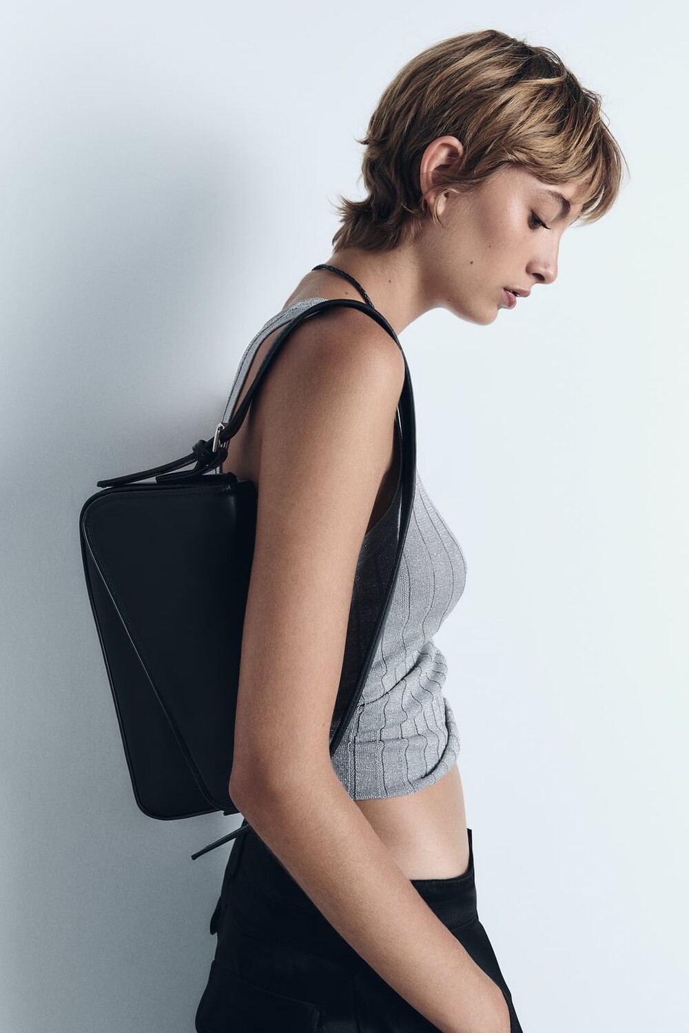

Сумка на плече с геометрическим клапаном ZARA, черный