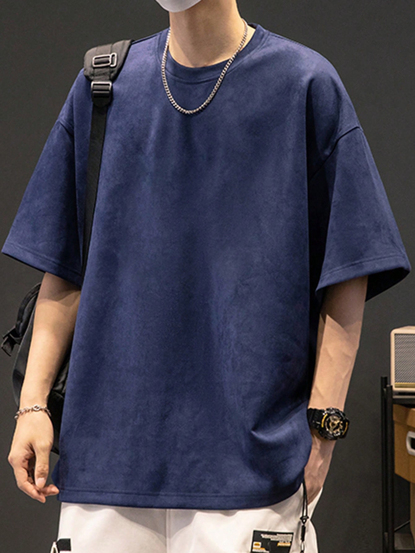 Мужская футболка с заниженными плечами и буквенным принтом, темно-синий