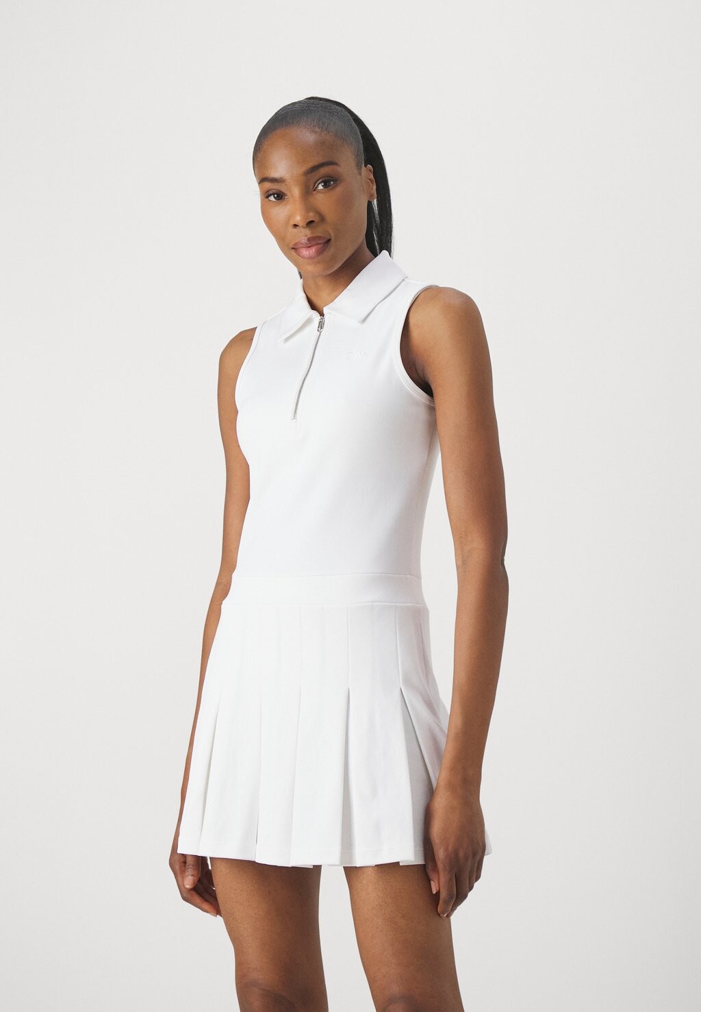 

Спортивное платье HALF ZIP PLEATED DRESS DKNY, цвет white