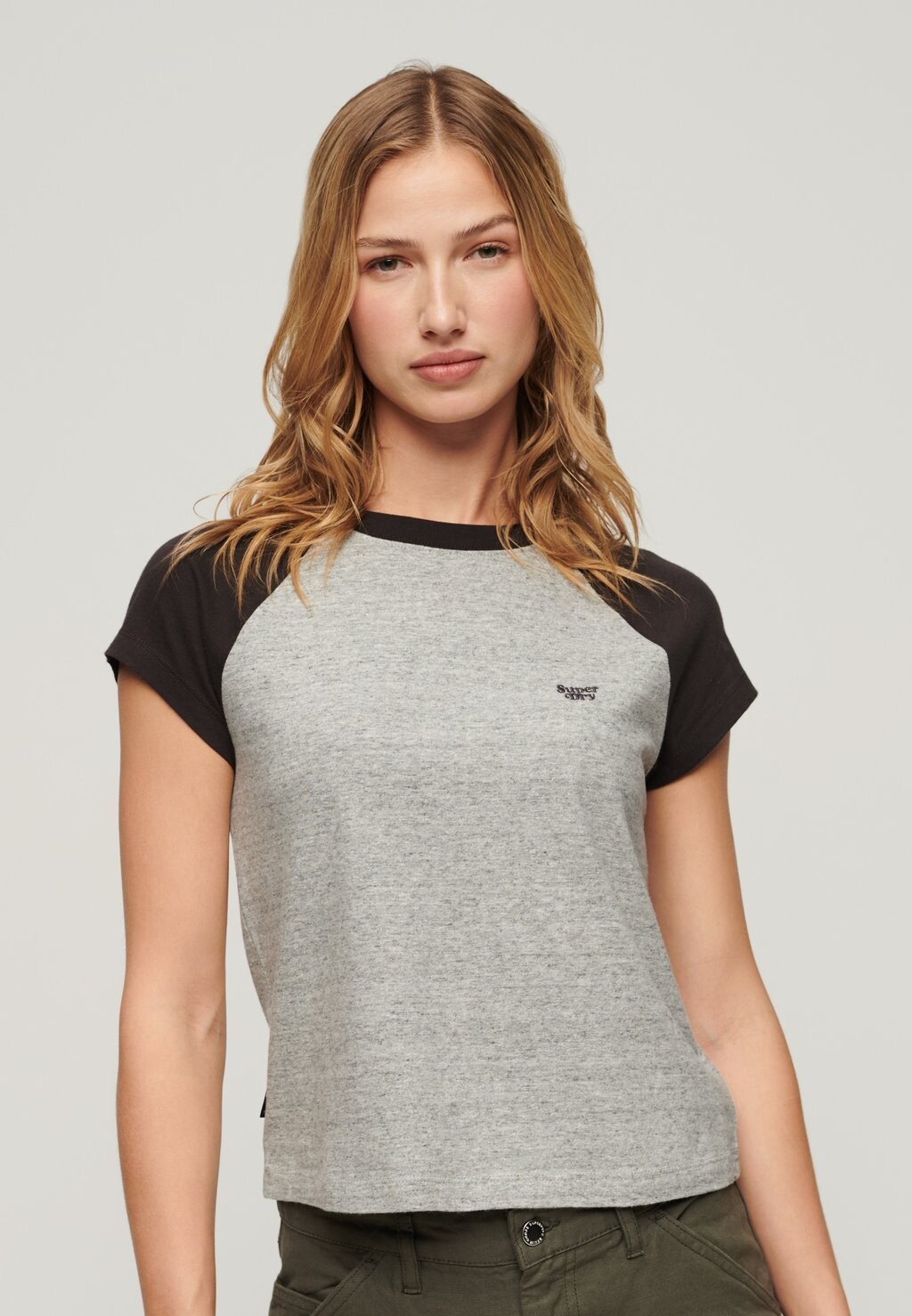 

Футболка с принтом ESSENTIAL LOGO RAGLAN Superdry, цвет bison black athletic grey marl