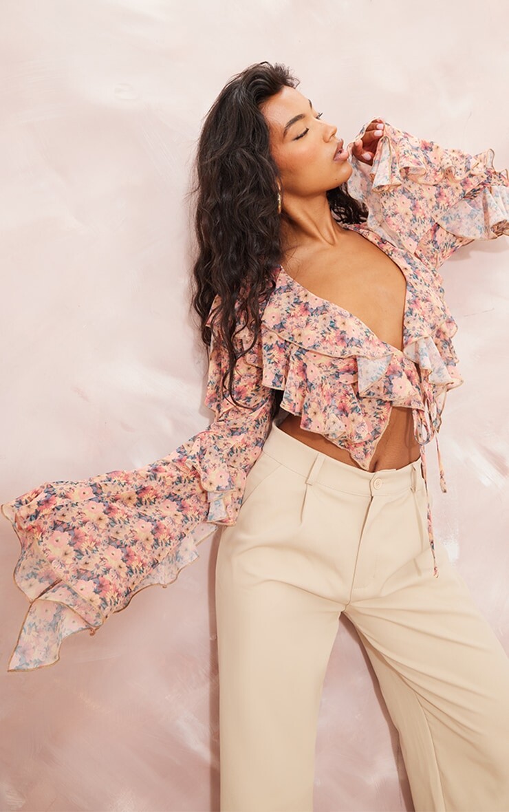 

PrettyLittleThing Розовая блузка с расклешенными рукавами и экстремальной оборкой с цветочным принтом