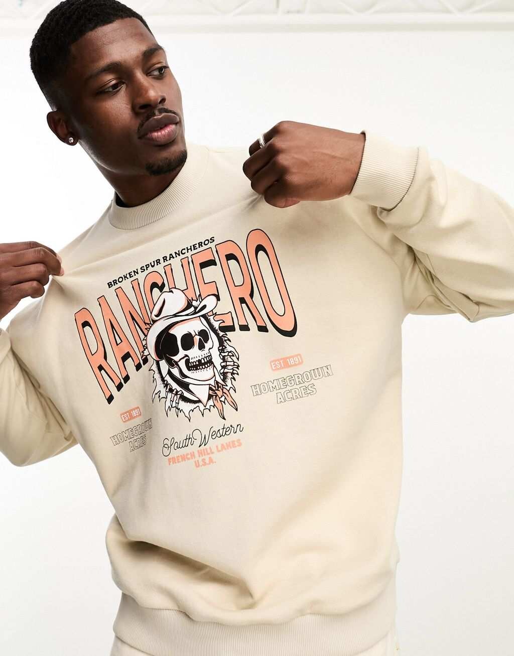 

Бежевый оверсайз-свитшот с ковбойским принтом черепа ASOS DESIGN