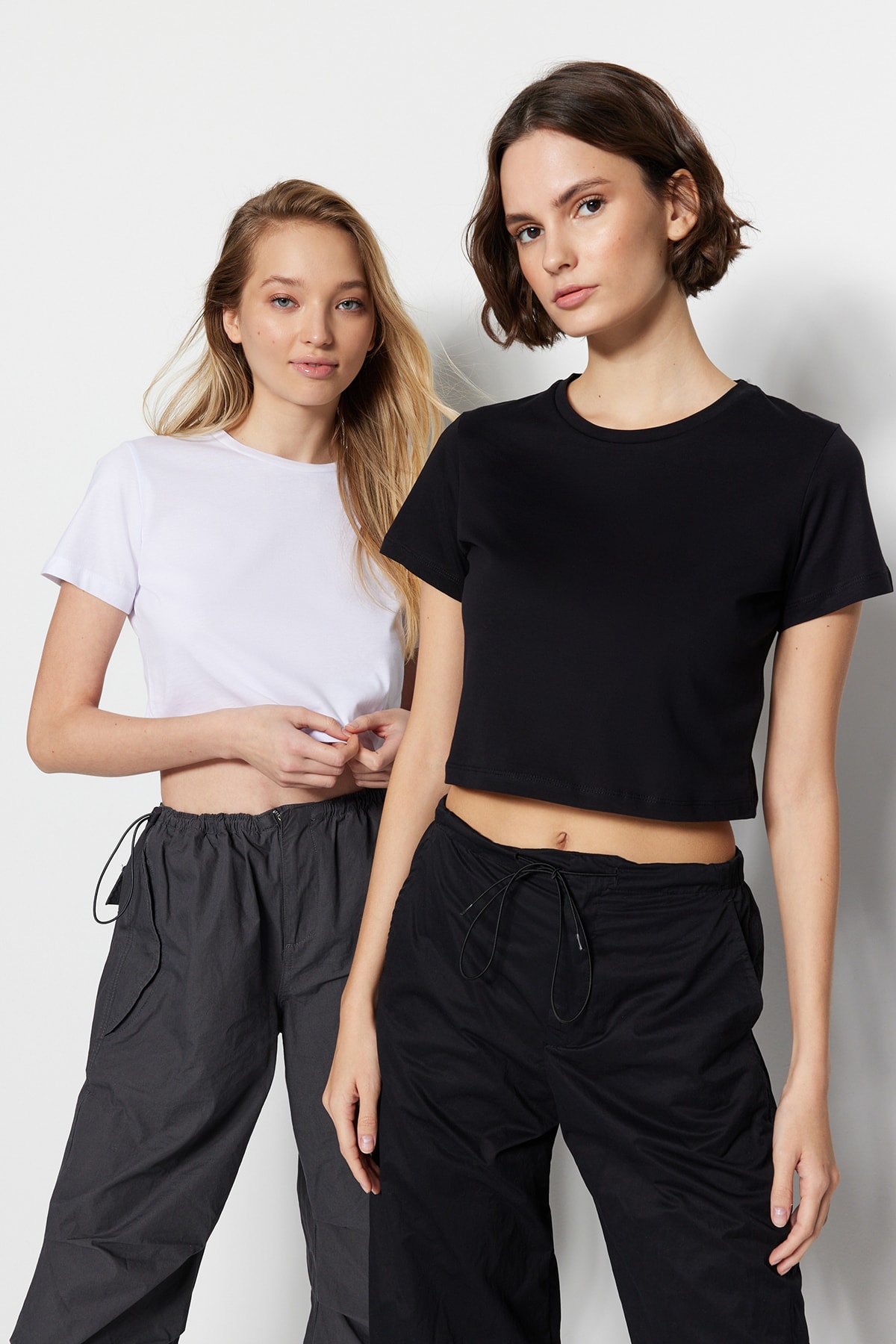 Комплект из двух укороченных футболок Trendyol с круглым вырезом, черный / белый комплект из двух футболок с круглым вырезом из трикотажа с вафельным переплетением 2 года 86 см бежевый