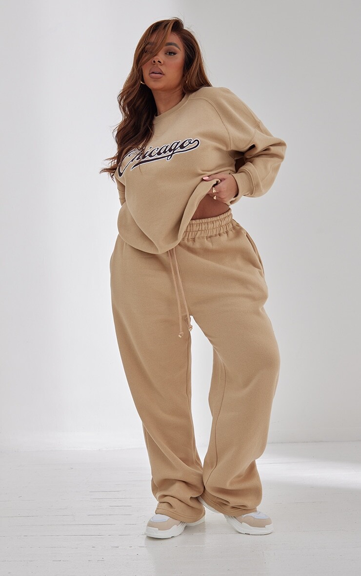 

PrettyLittleThing Бежевые спортивные расклешенные брюки-джоггеры Plus, Бежевый