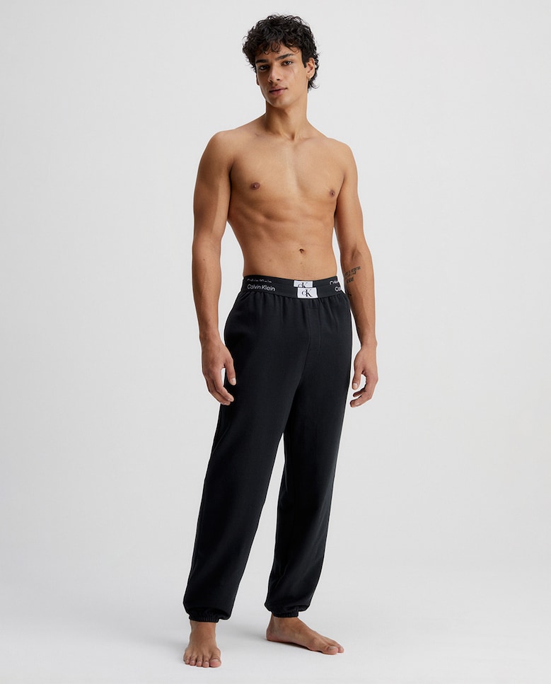 Мужские однотонные спортивные брюки Calvin Klein, черный цена и фото
