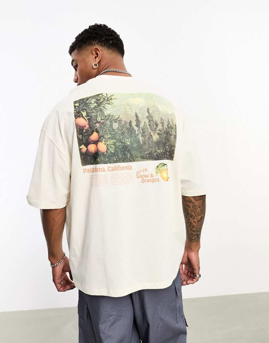 

Белая футболка оверсайз с фотографическим оранжевым принтом на спине ASOS DESIGN