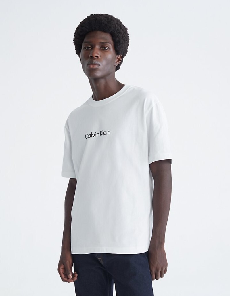 

Футболка Calvin Klein Relaxed Fit Standard Logo Crewneck, белый