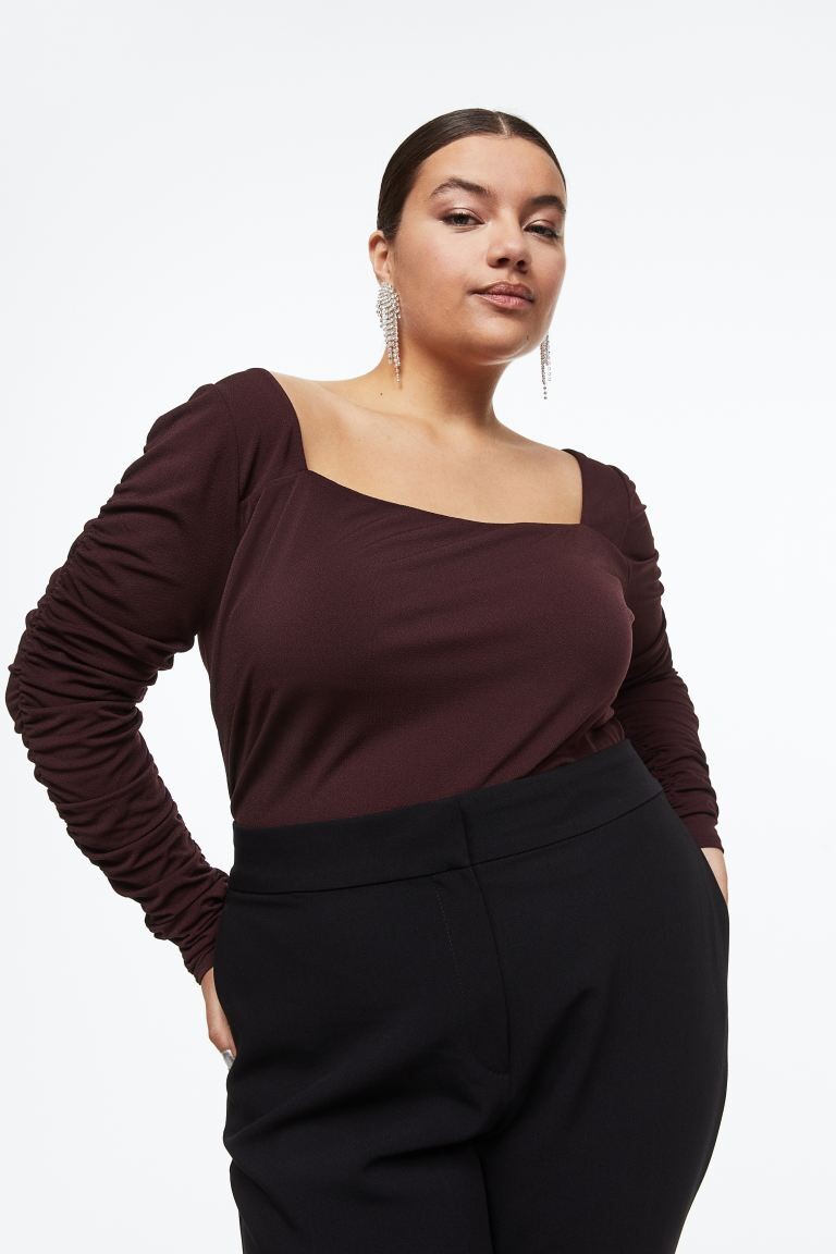 

H&M+ Топ из джерси с оборками на рукавах, бургундия