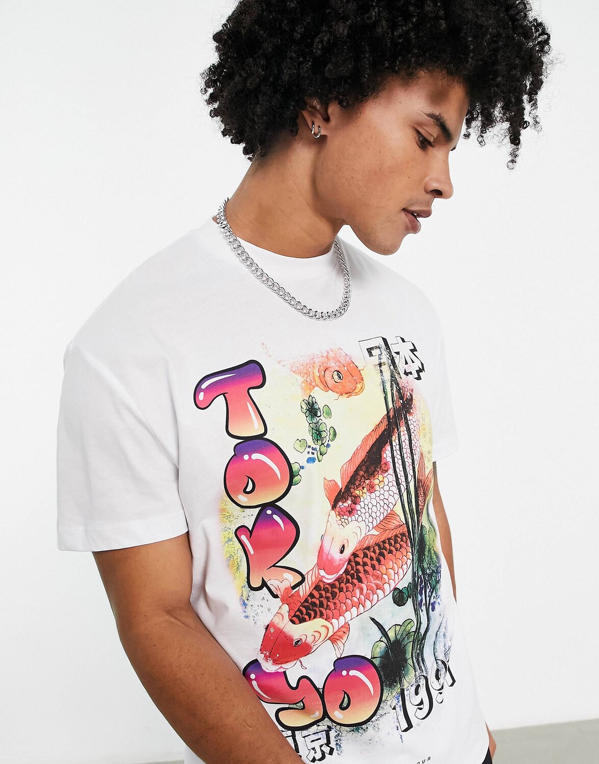 

Белая непринужденная футболка с принтом рыбы кои спереди ASOS DESIGN