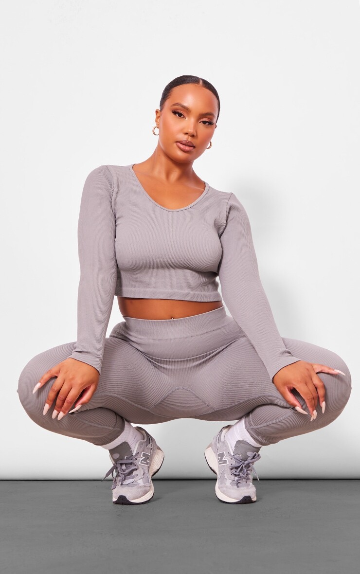 

PrettyLittleThing Плюс темно-серый укороченный топ с длинными рукавами и круглым вырезом в рубчик структурированного контура
