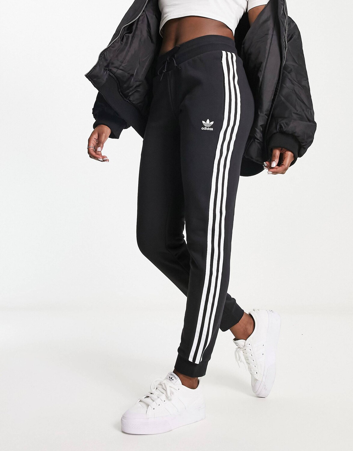 

Черные узкие джоггеры с тремя полосками adidas Originals adicolor, Черный