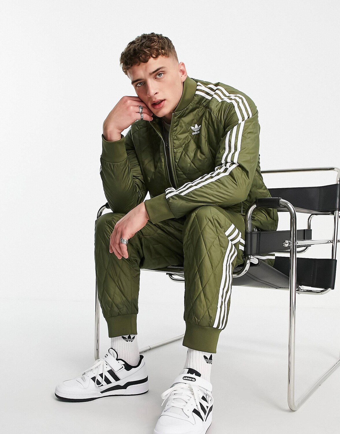 

Стеганые спортивные брюки цвета хаки с тремя полосками adidas Originals adicolor
