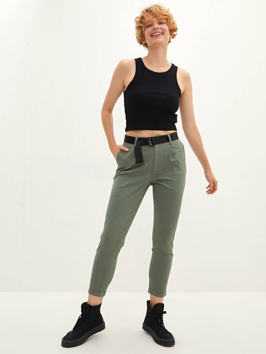 

Женские брюки из габардиновой ткани с карманом на поясе и поясом LCW Casual