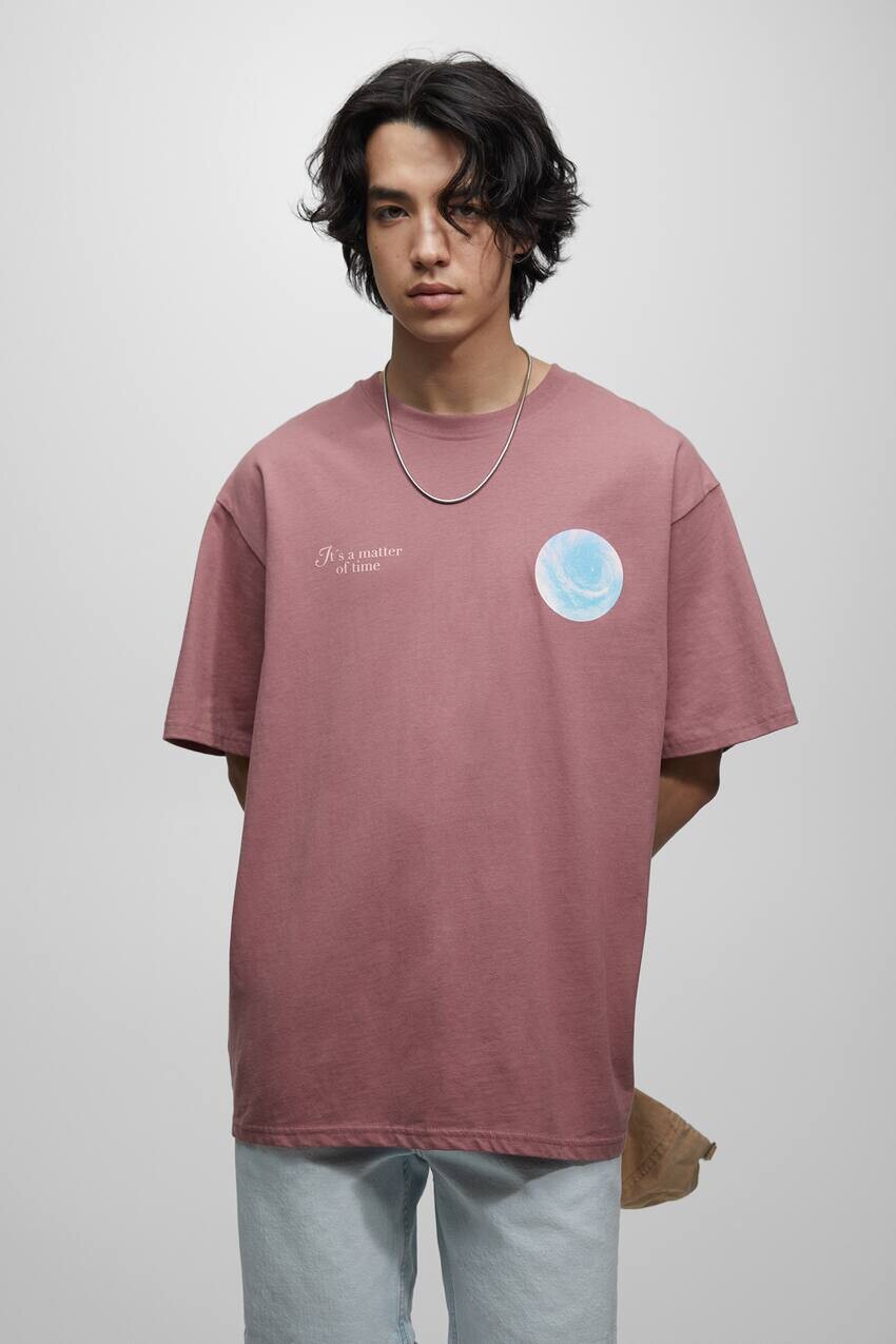

Футболка с короткими рукавами и принтом Pull&Bear, бургундия