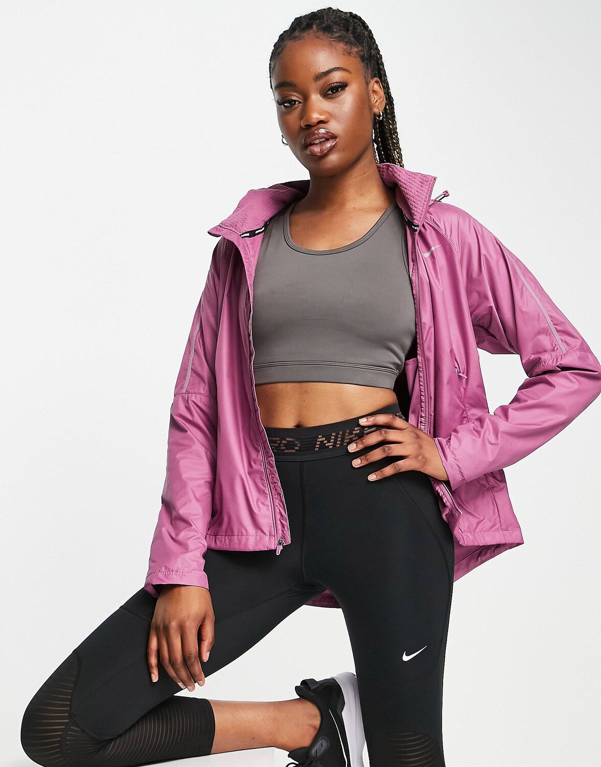 

Розовая водоотталкивающая куртка Nike Running Essentials Shield