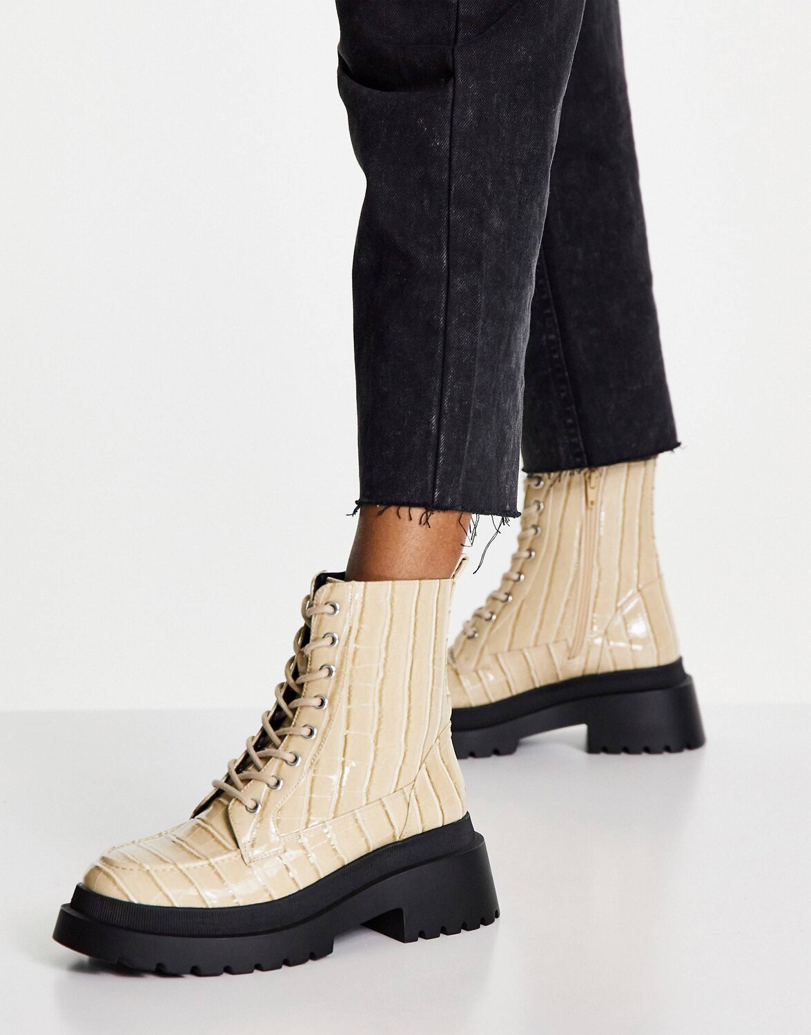

Topshop Кара Массивные ботинки со шнуровкой под крокодила в цвете Off White