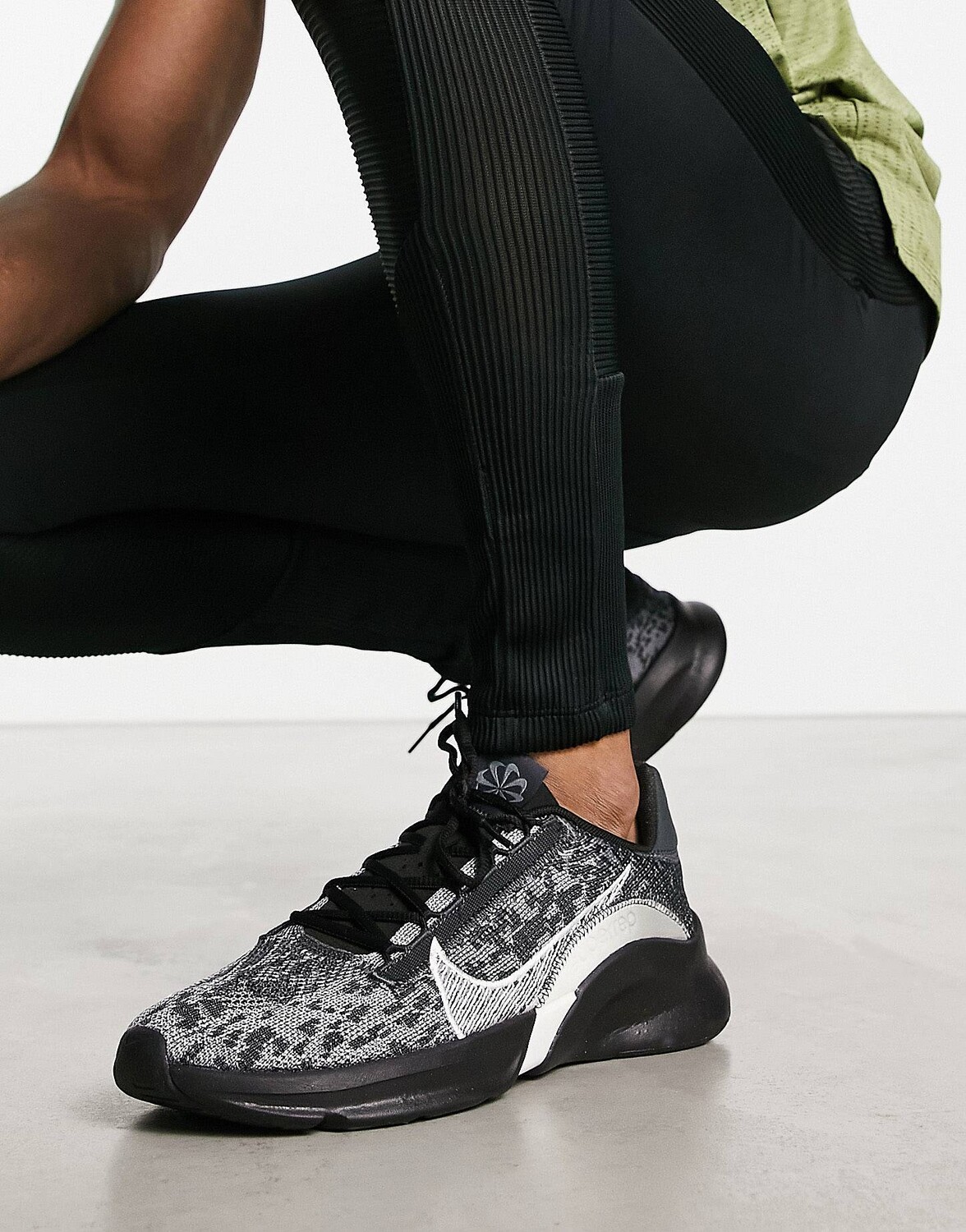 

Темно-серые кроссовки Nike Training SuperRep Go 3
