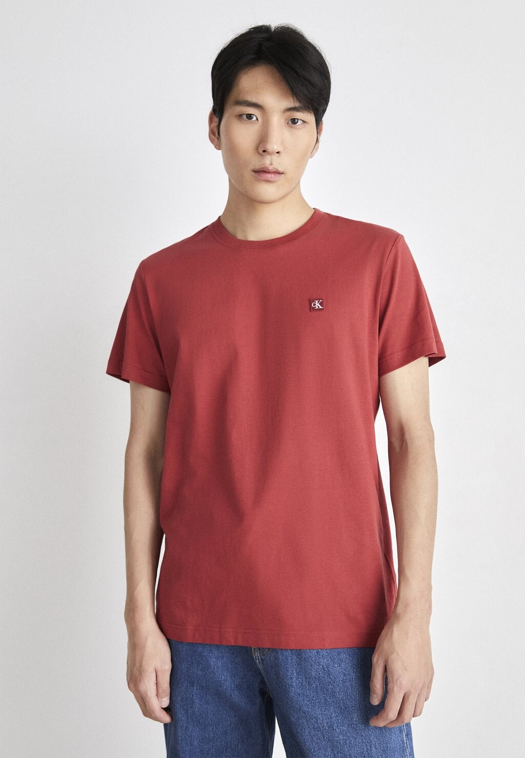 

Футболка базовая EMBRO BADGE TEE Calvin Klein Jeans, цвет garnet