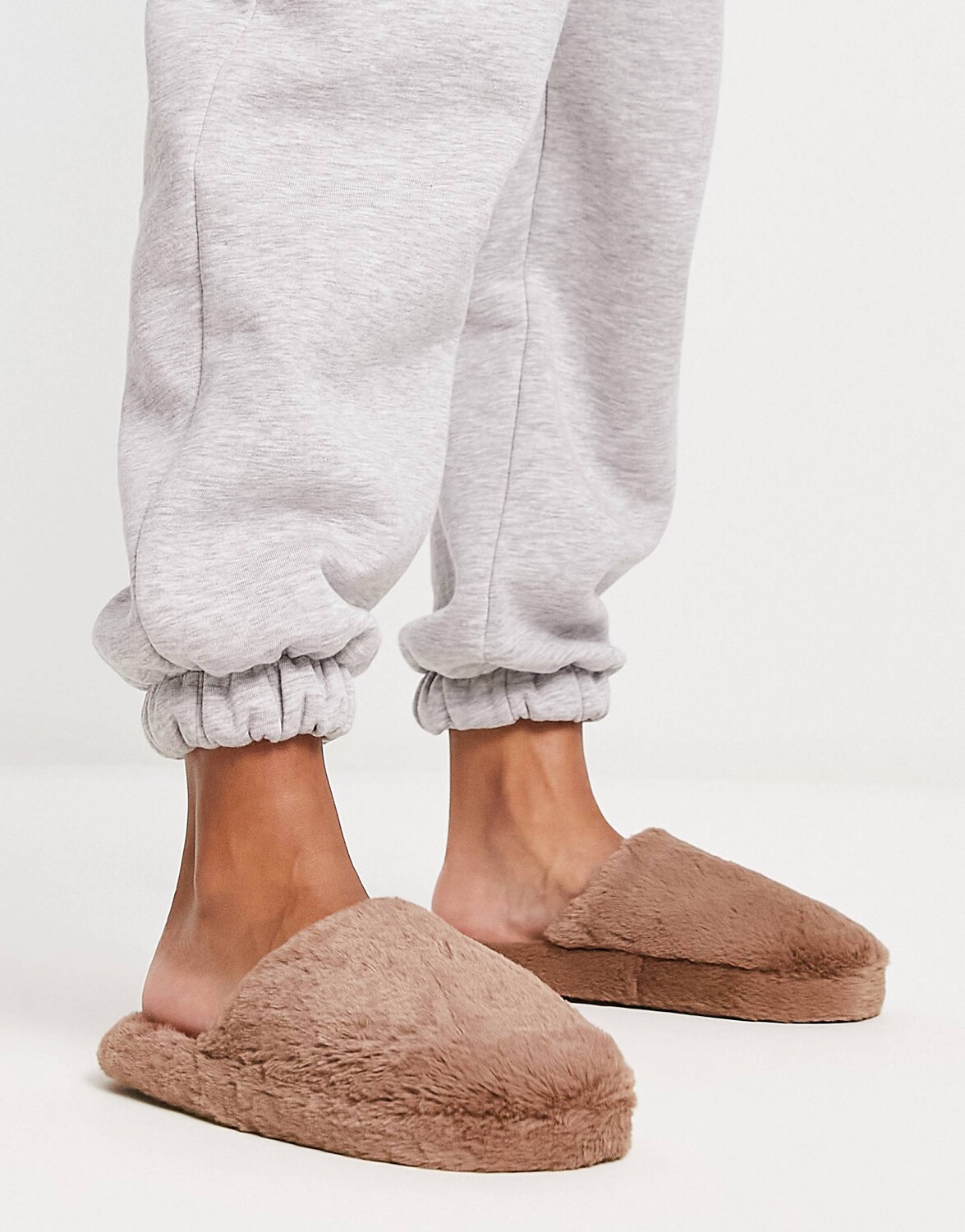 

Серо-коричневые тапочки с закрытым носком ASOS DESIGN Zina