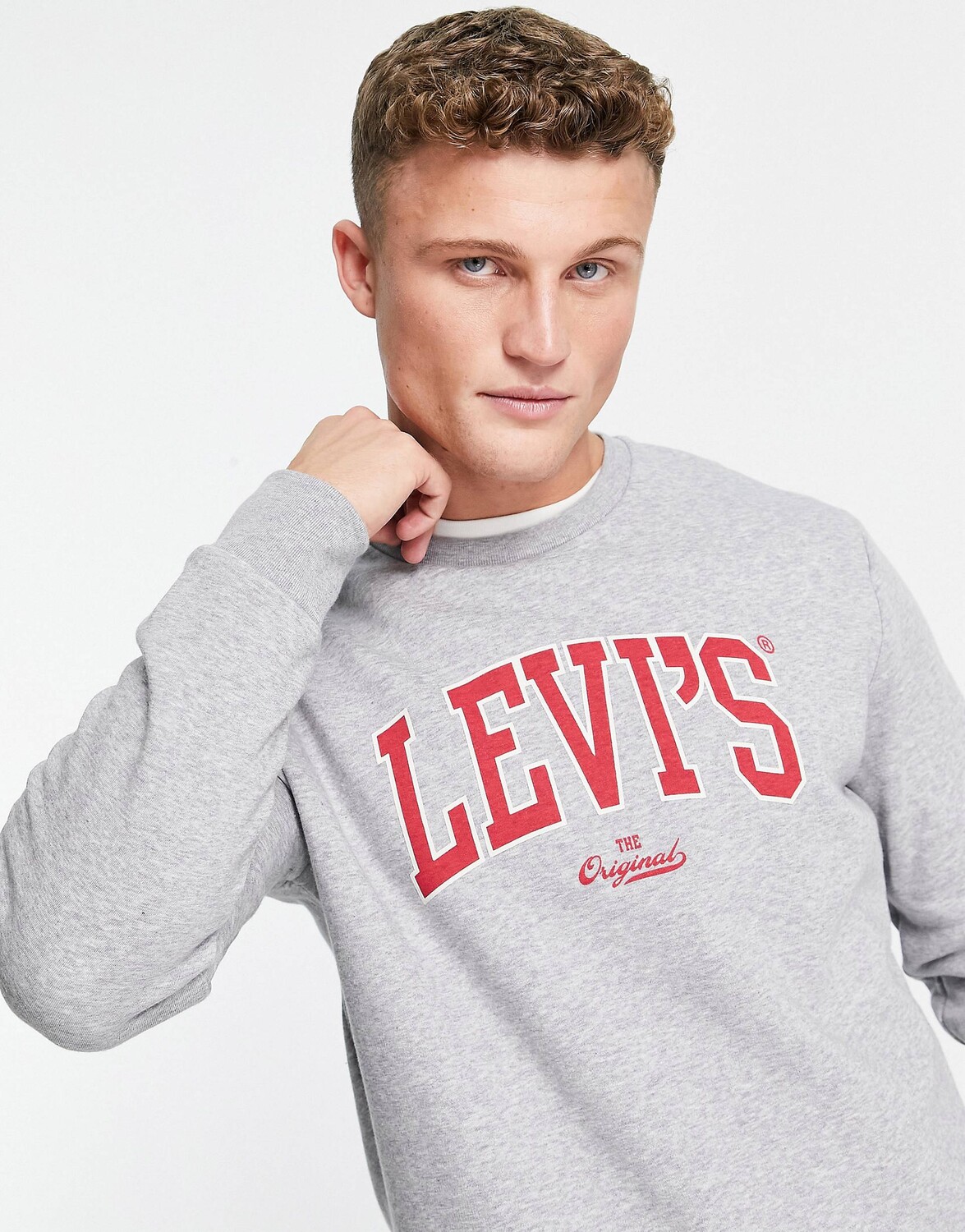 

Серая толстовка Levi's с университетским логотипом
