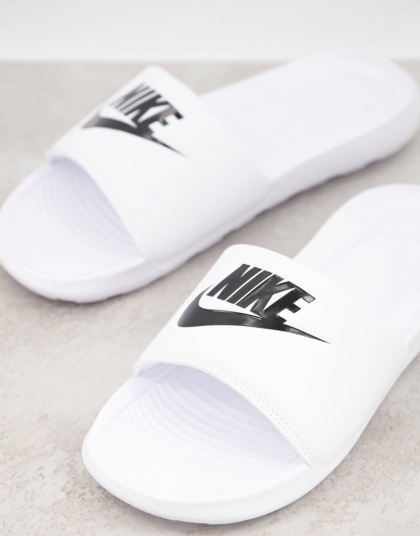 Белые шлепанцы Nike Victori One – купить из-за границы через сервис  «CDEK.Shopping»