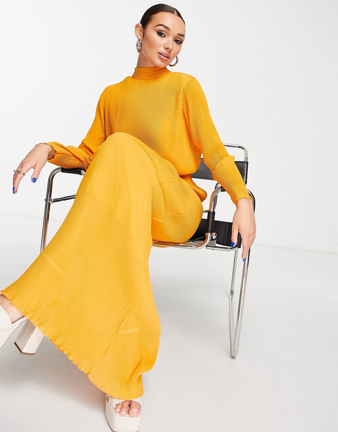 

Шифоновое плиссированное платье макси с высоким вырезом ASOS DESIGN