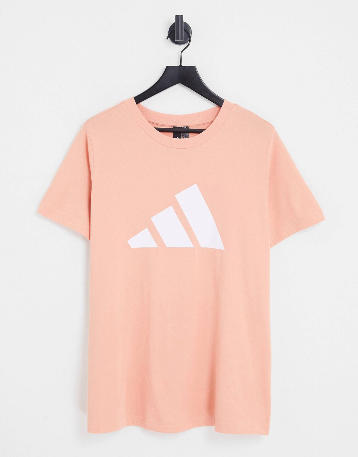 

Персиковая футболка adidas plus Sportswear Future Icons