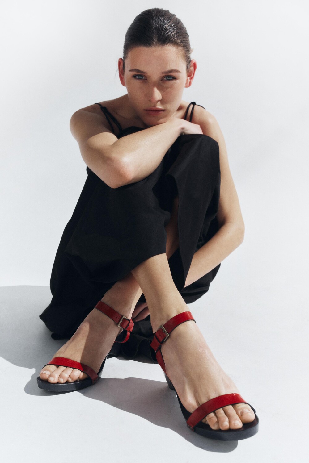 

Кожаные сандалии с эффектом дерева ZARA, красный