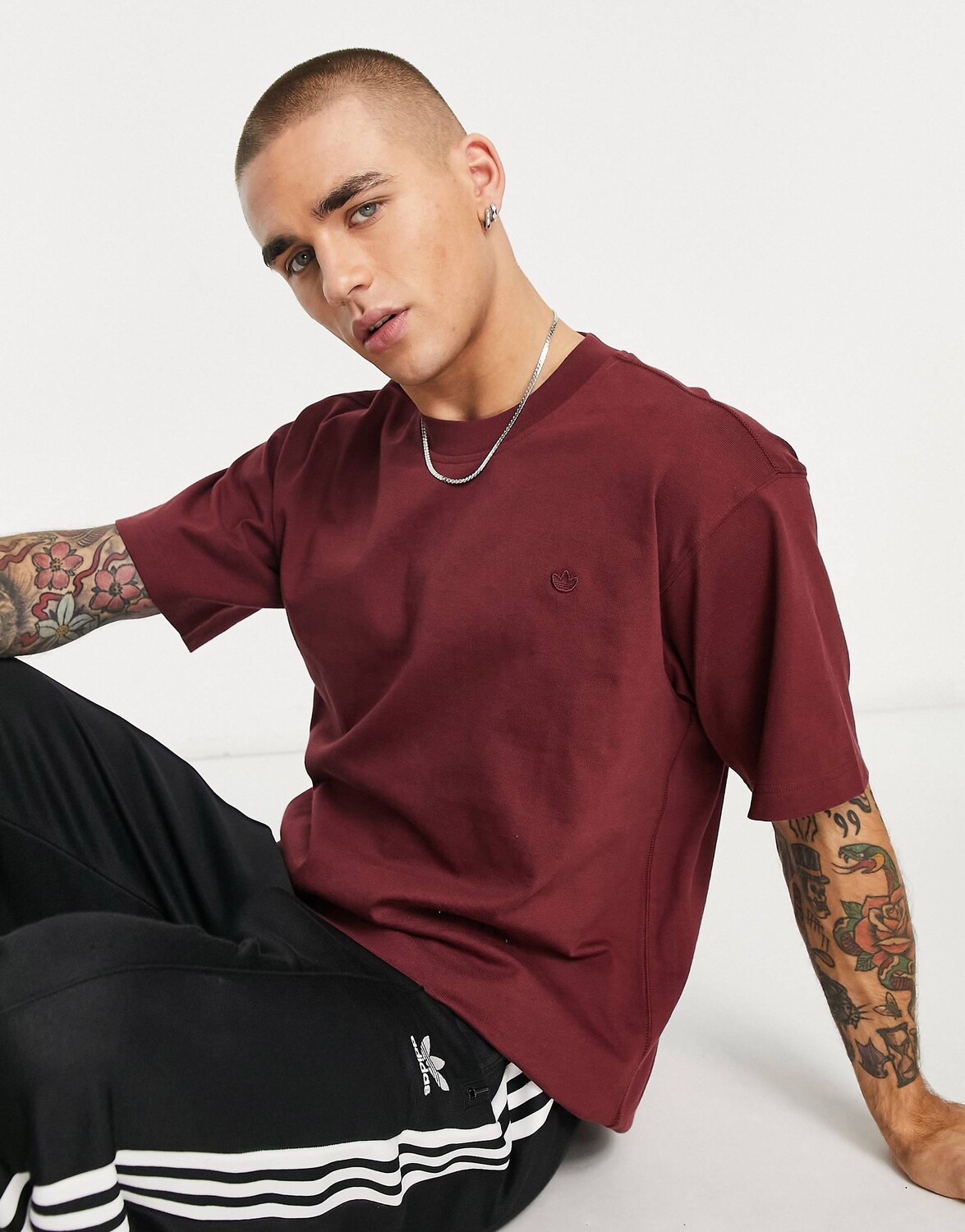 

Темно-красная футболка с трилистником adidas Originals Essentials