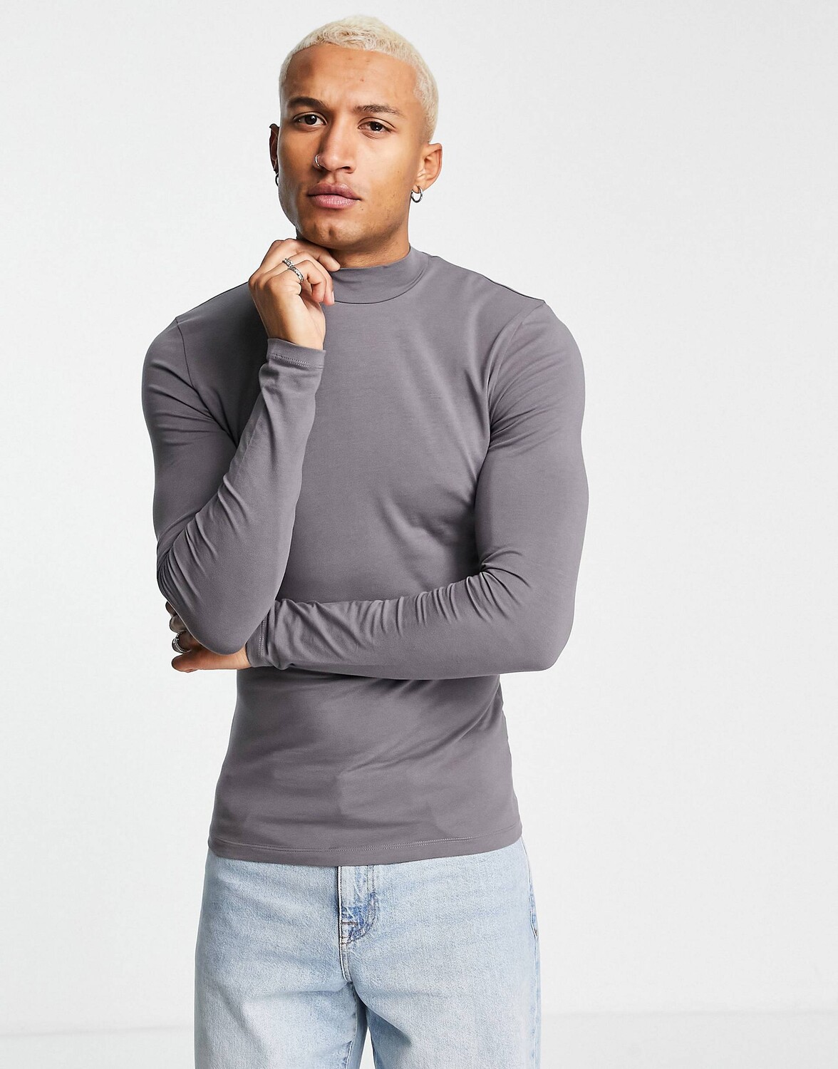 

Черная футболка с длинными рукавами и высоким воротником ASOS DESIGN