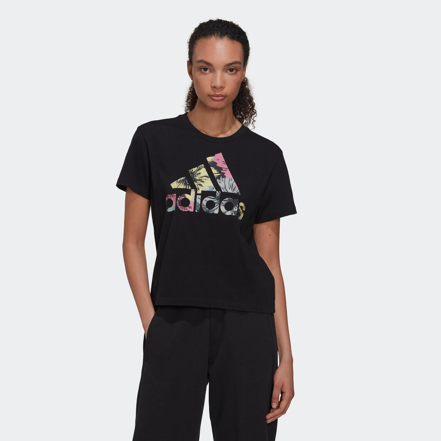 

Футболка Adidas Fitness Soft Training с цветочным принтом женская черная
