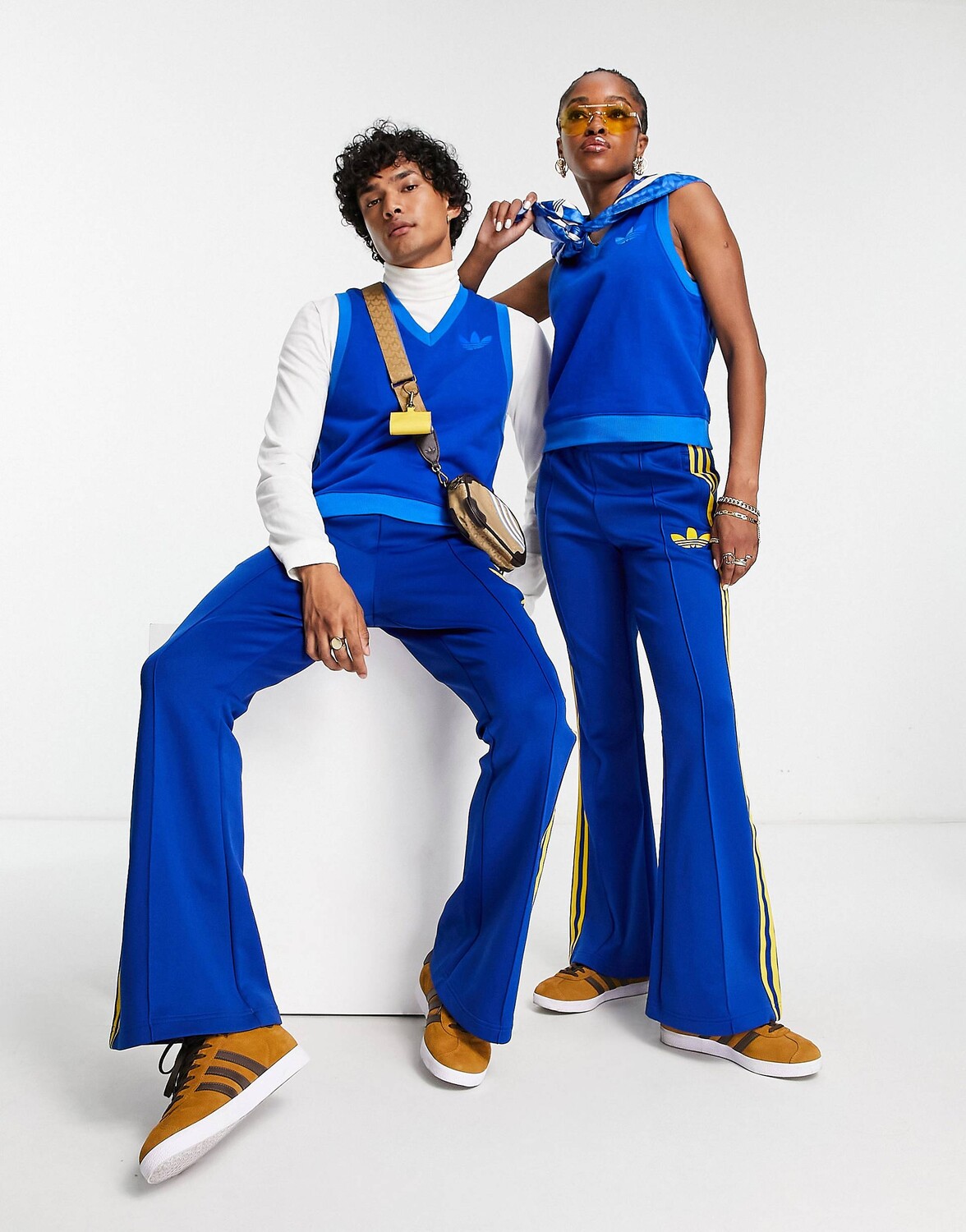 

Синие расклешенные брюки унисекс adidas Originals 'adicolor 70s'