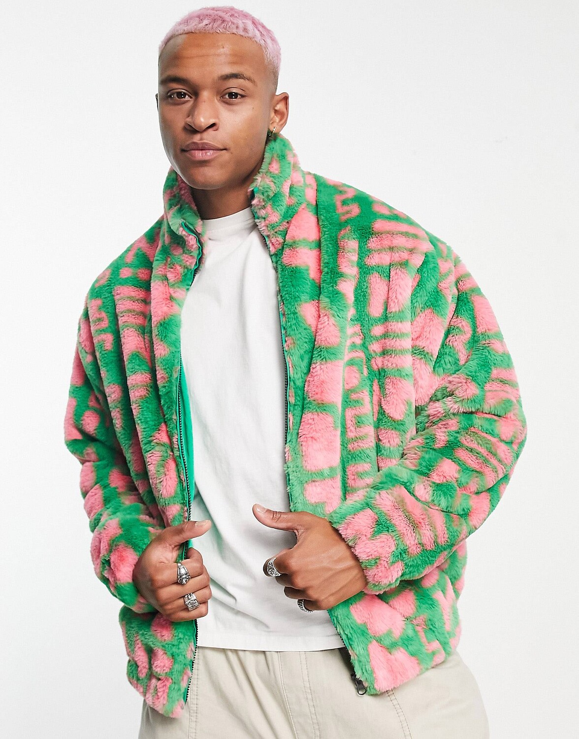 

Розовая и зеленая куртка из искусственного меха на молнии ASOS DESIGN со сплошным принтом ASOS DESIGN