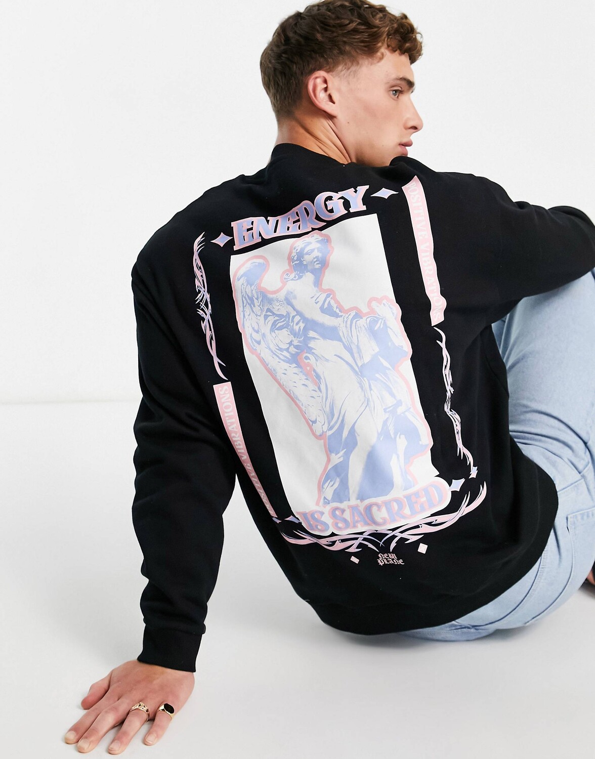 

Черная толстовка оверсайз со статуэткой на спине ASOS DESIGN