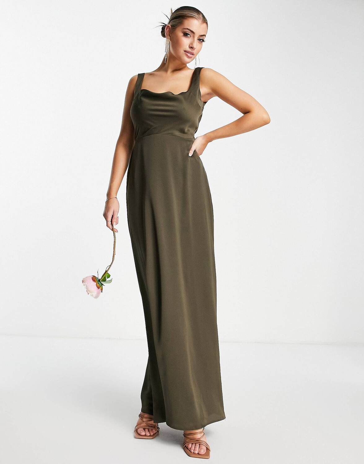 

Атласное платье макси с квадратным вырезом и капюшоном спереди ASOS DESIGN Bridesmaid