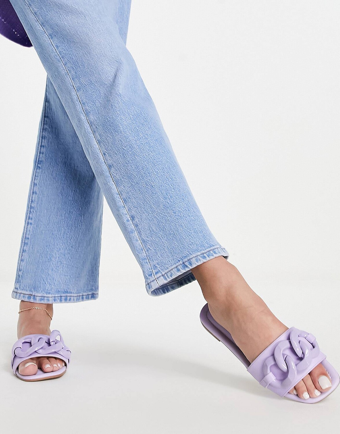 

Сиреневые мюли на плоской подошве с цепочкой ASOS DESIGN Fife