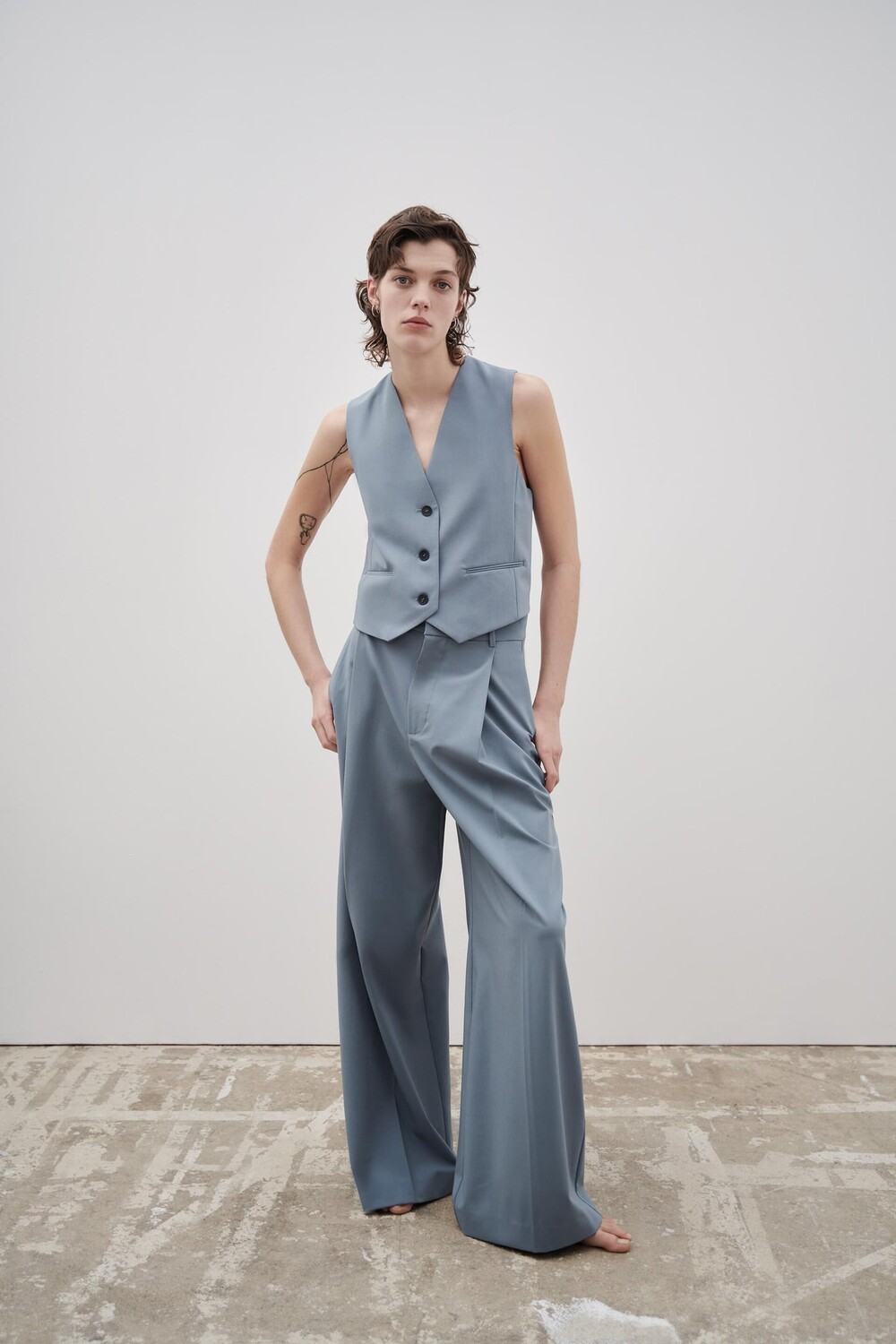 

Брюки со складками ZARA, средне-синий