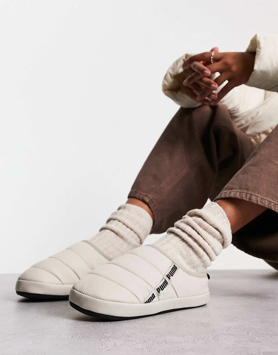 

Бежевые тапочки Puma Scuff