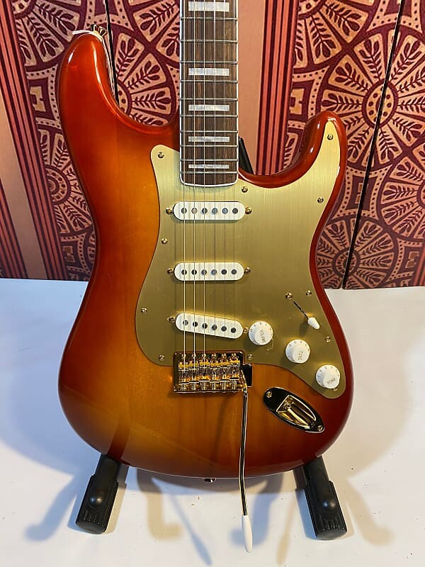 

Squier 40th Anniversary Gold Edition Stratocaster - Sienna Sunburst