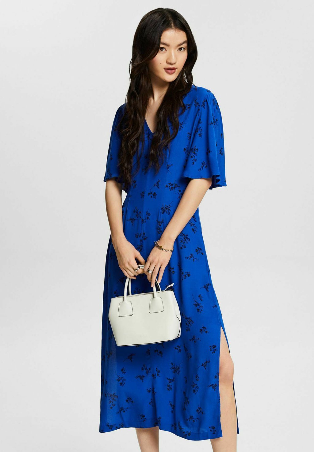 цена Повседневное платье MIT V-AUSSCHNITT UND PRINT Esprit, цвет bright blue