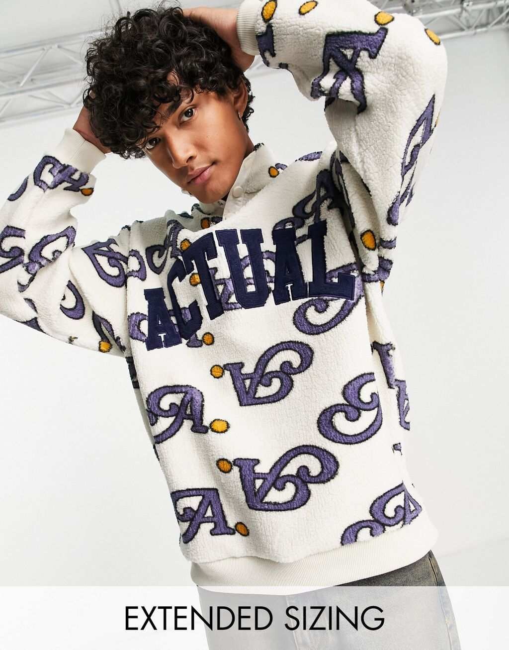 

Оверсайз-толстовка с молнией на четверть ASOS Actual нейтрального цвета с принтом в виде тедди-борга по всей поверхности логотипа
