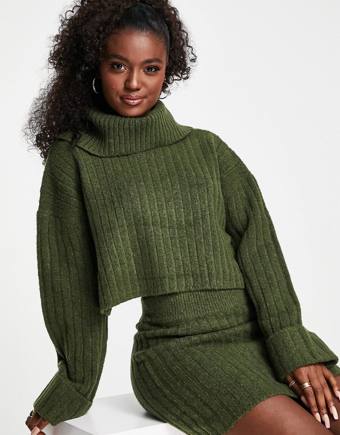 

Оливковый джемпер в рубчик с высоким воротником Miss Selfridge, Зеленый