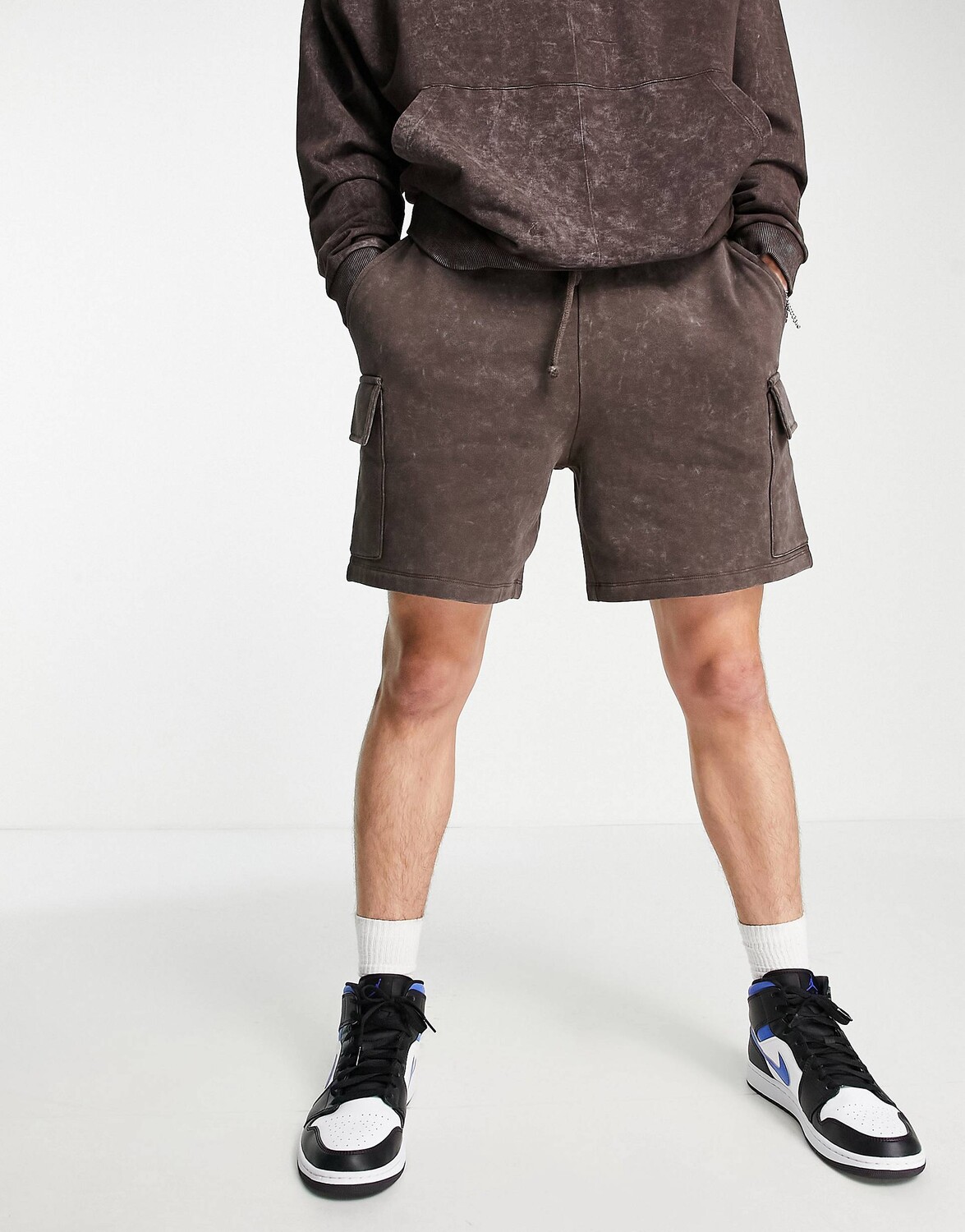 

Свободные шорты коричневого цвета с карманами-карго ASOS DESIGN