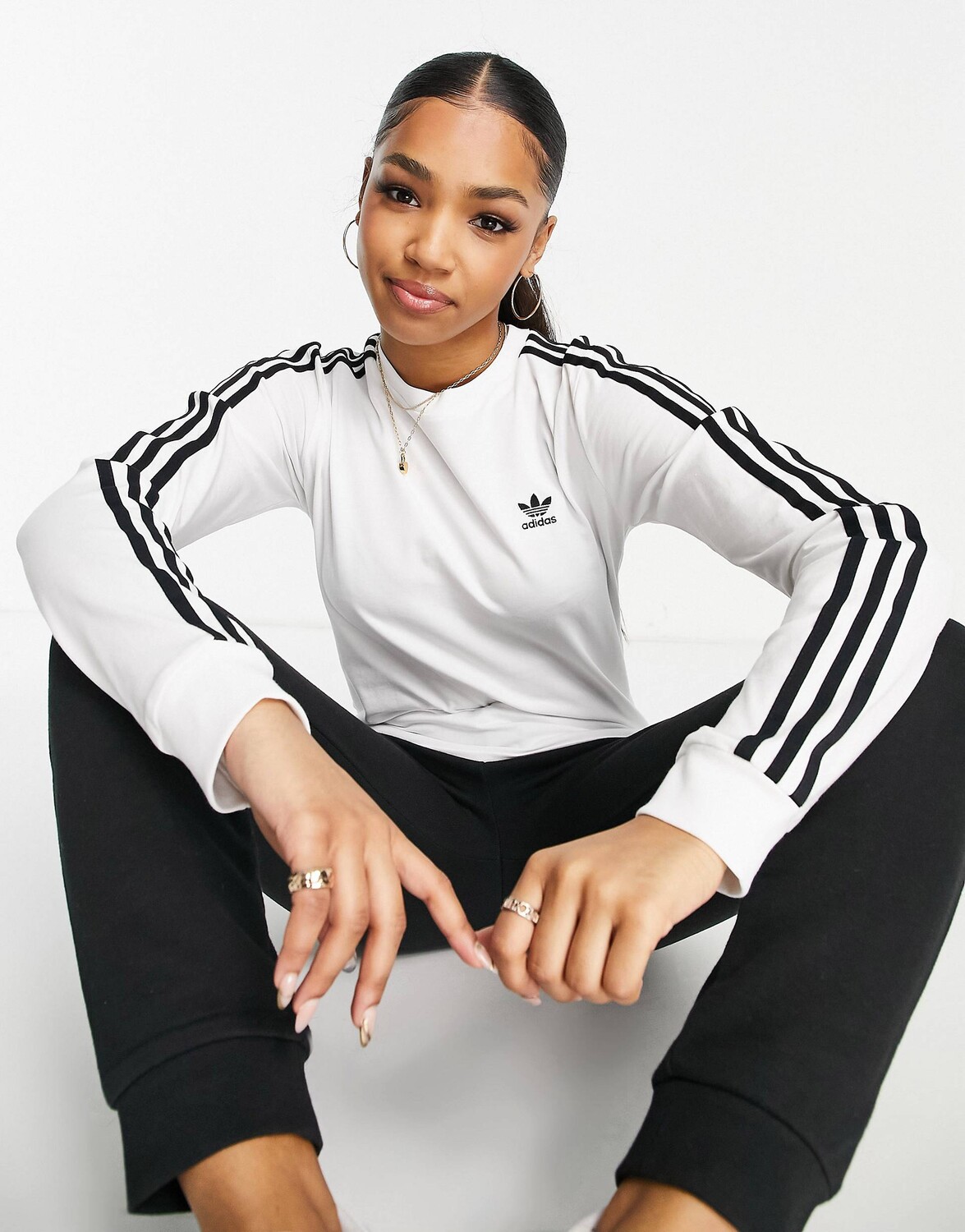 

Белая футболка с длинным рукавом и тремя полосками adidas Originals
