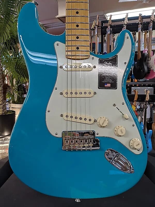 

Fender American Professional II Stratocaster, кленовый гриф, синий Майами American Professional II Stratocaster, Maple Fingerboard, Miami Blue
