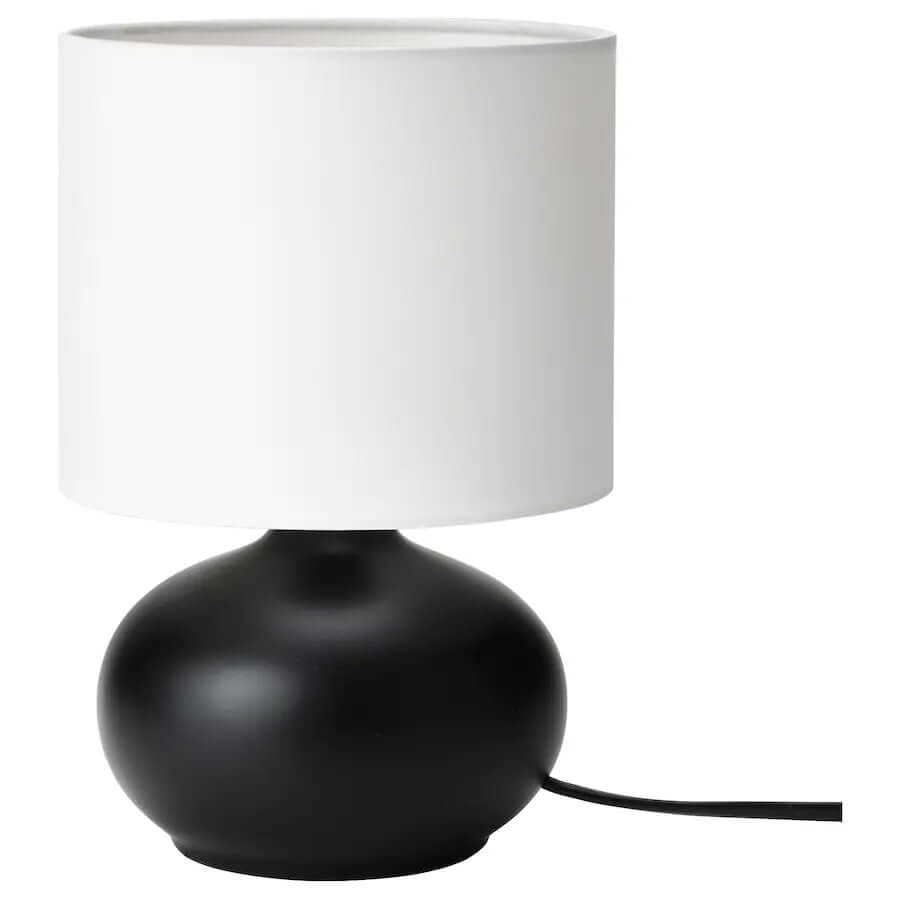 настольная лампа bogacho сердце купидона бронзового цвета с бежевым абажуром Настольная лампа Ikea Tvarfot, черный/белый